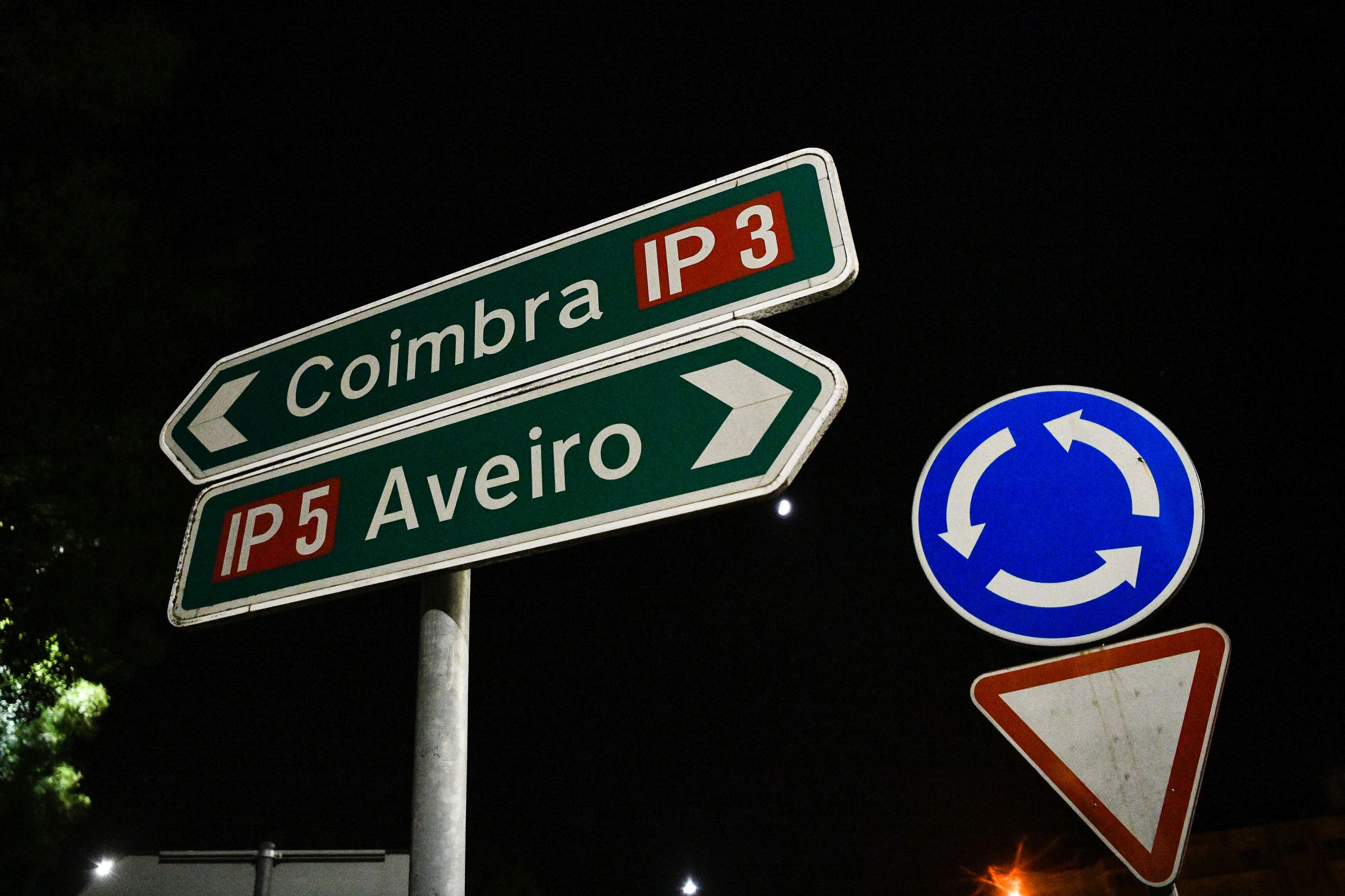 Placas do IP3 à noite direção coimbra aveiro com placas de sinalização de rotunda