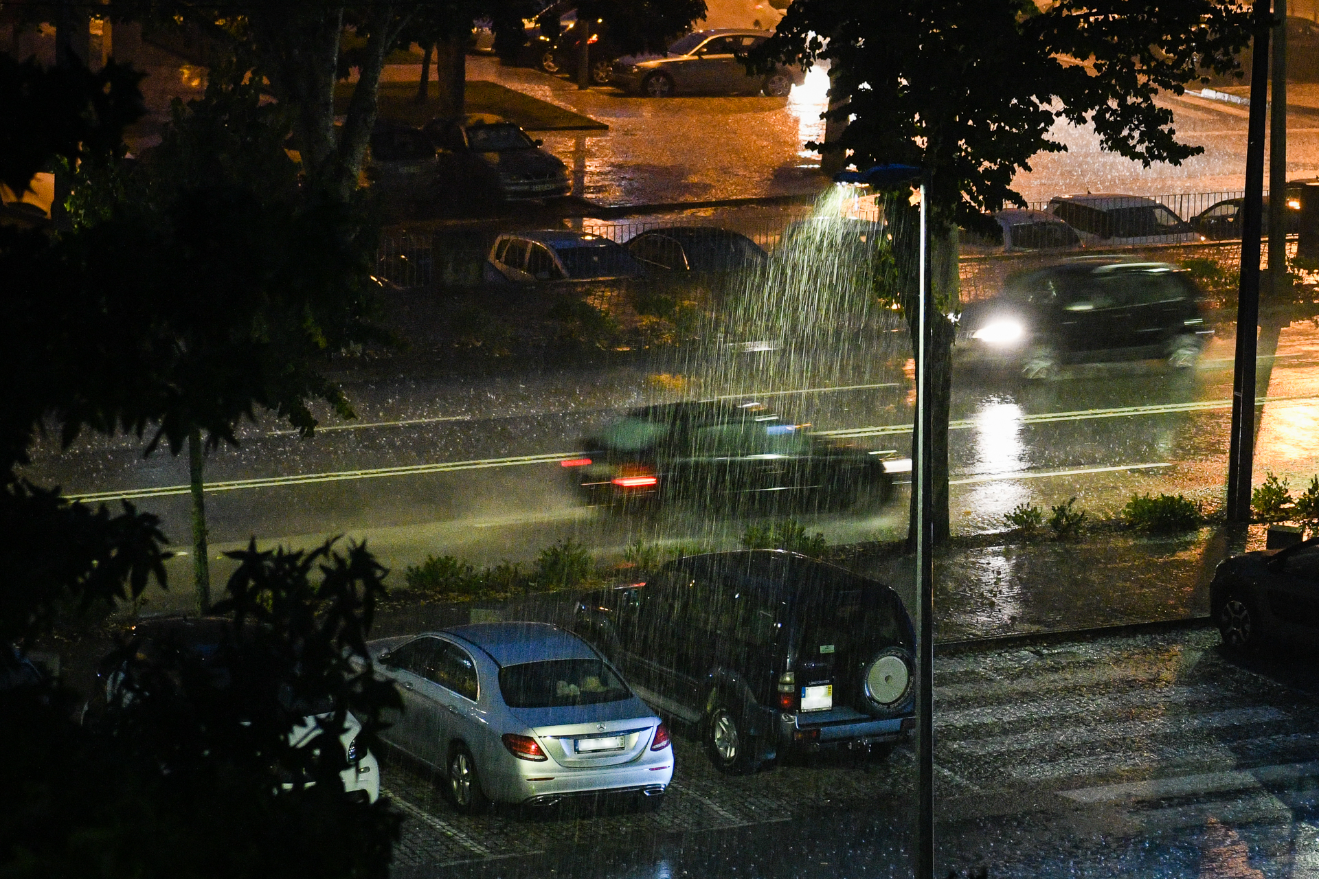 Carros na circunvalação durante mau tempo com chuva