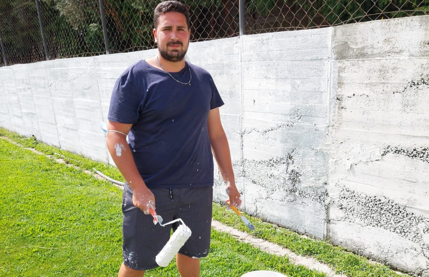 Fábio Farias treinador dos juniores do Lusitano de Vildemoinhos a pintar os muros