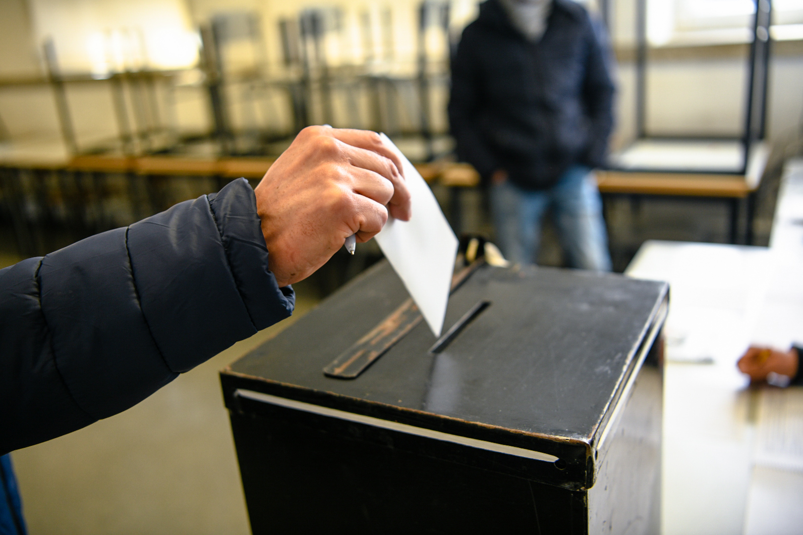 Boletim de voto a entrar numa urna para as eleições legislativas 2022