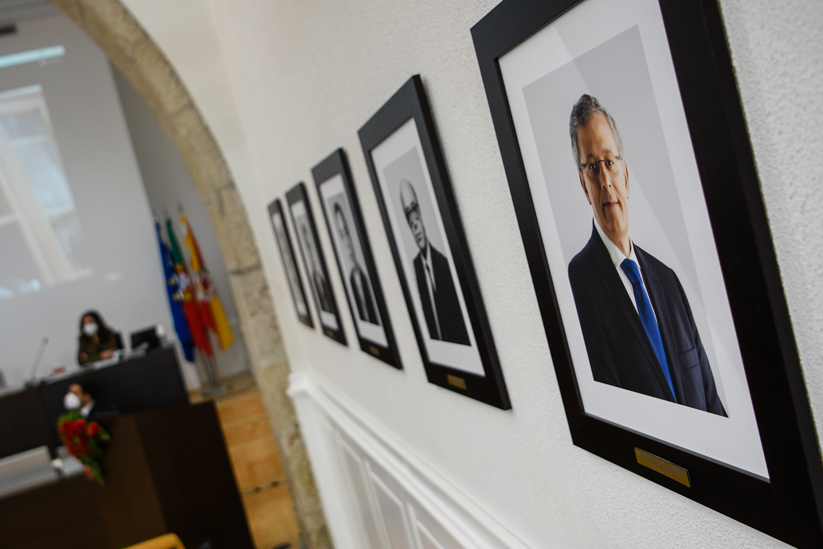 Fotos dos antigos presidentes de Camara de Viseu com Almeida Henriques na assembleia municipal 