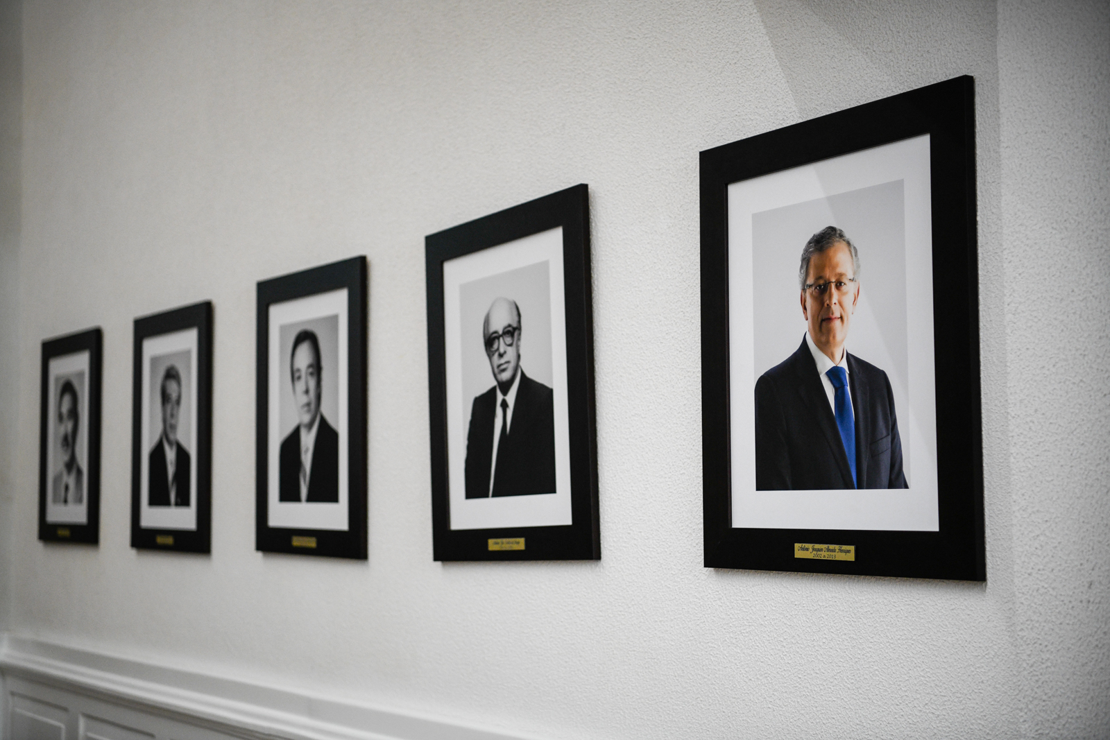 Fotos dos antigos presidentes de Camara de Viseu com Almeida Henriques na assembleia municipal 
