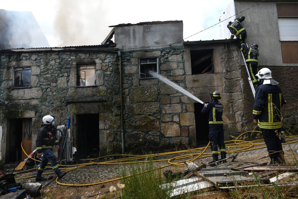  Lordosa: Incêndio destrói casa e faz um ferido