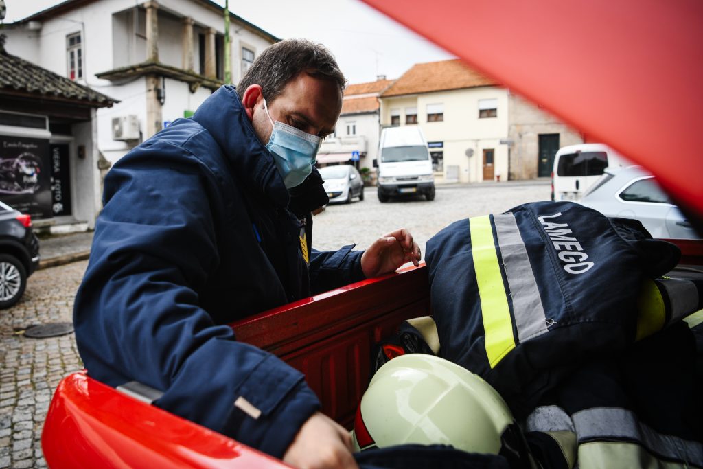  Bombeiros do distrito de Viseu mandam capacetes e fatos de proteção para bombeiros da Ucrânia