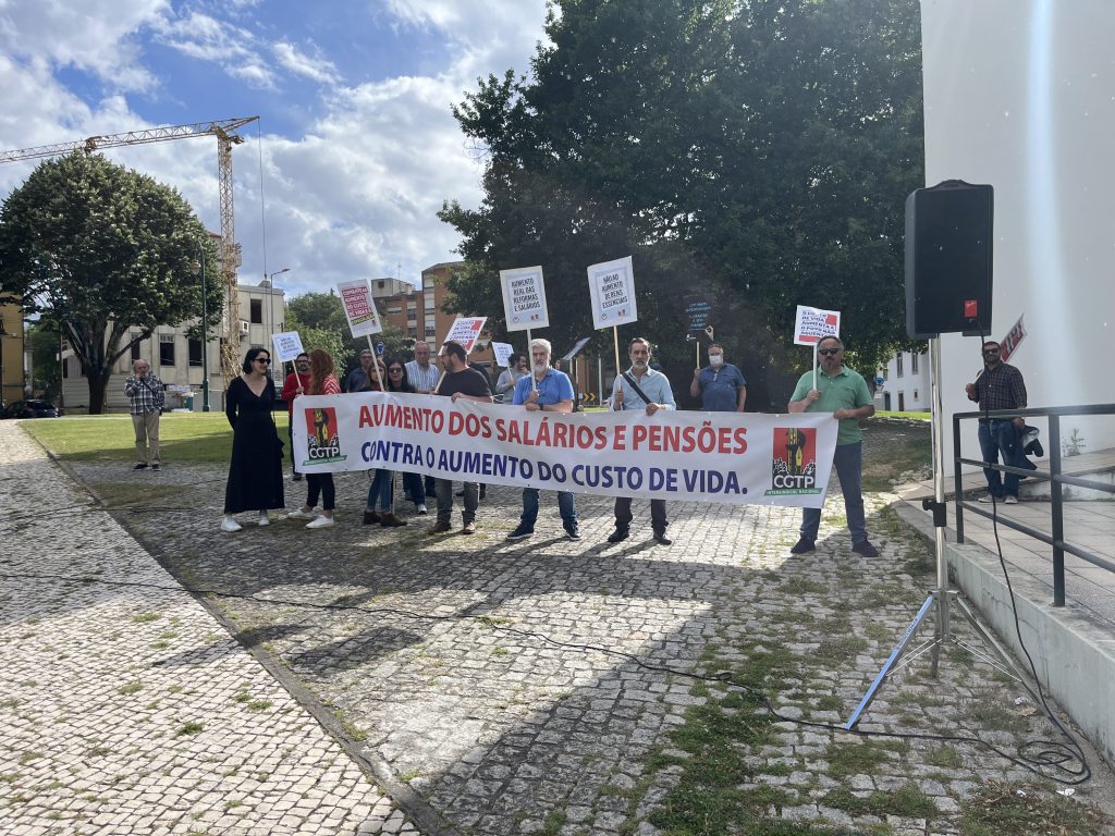  Ministra fala em agenda digna para o Trabalho. Manifestantes pedem aumento do salário