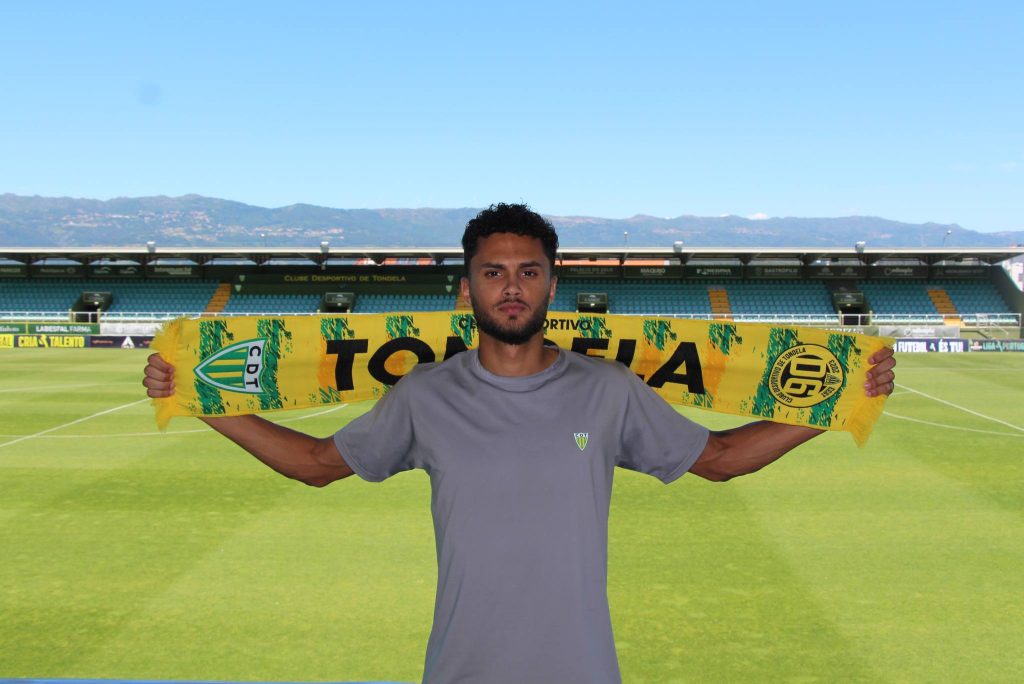  Defesa central João Cesco assina pelo Tondela