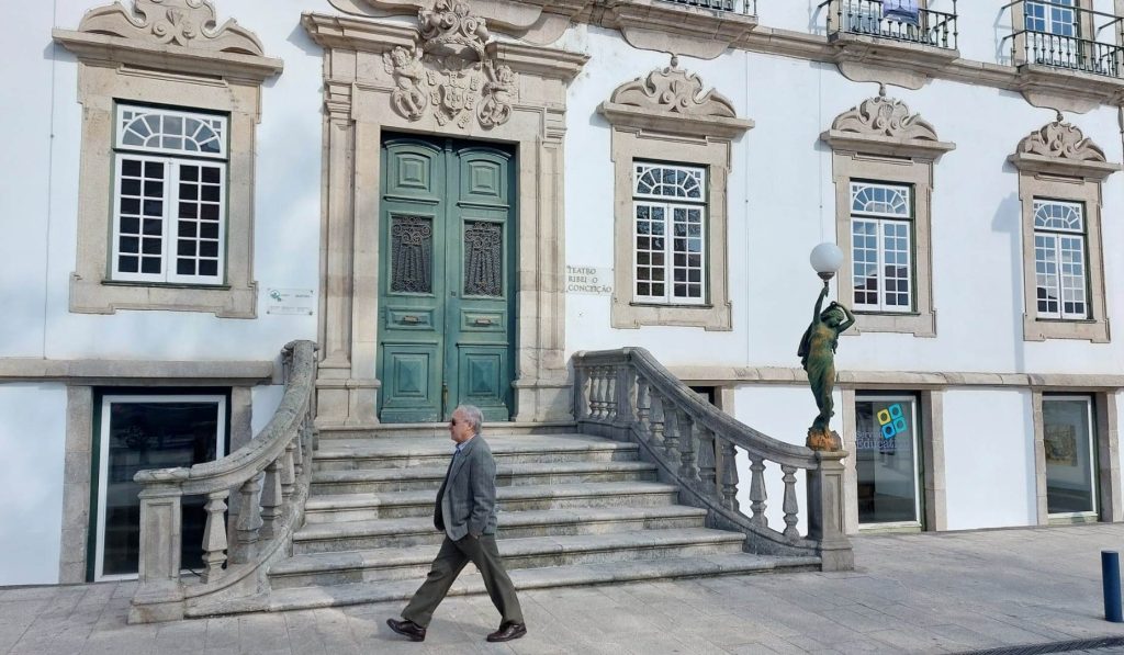  Lamego: destruída estátua do Teatro Ribeiro Conceição