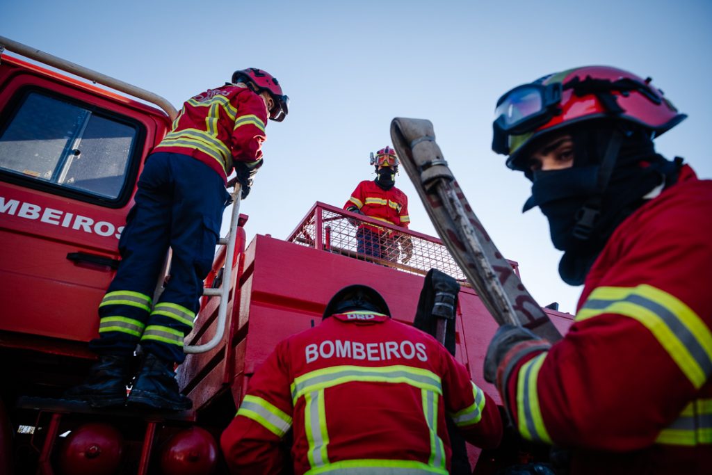  Três feridos por inalação de fumo em incêndio numa casa