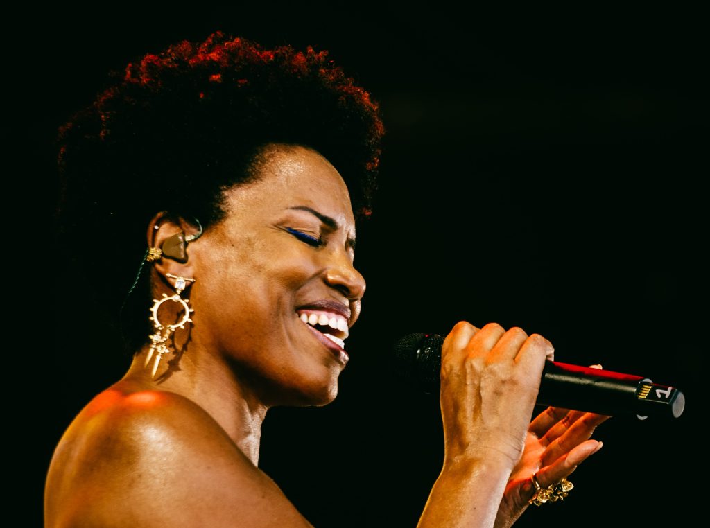  Entre a cultura portuguesa e a cultura cabo-verdiana, Lura vai cantar com Gira Sol Azul em Tondela e Viseu