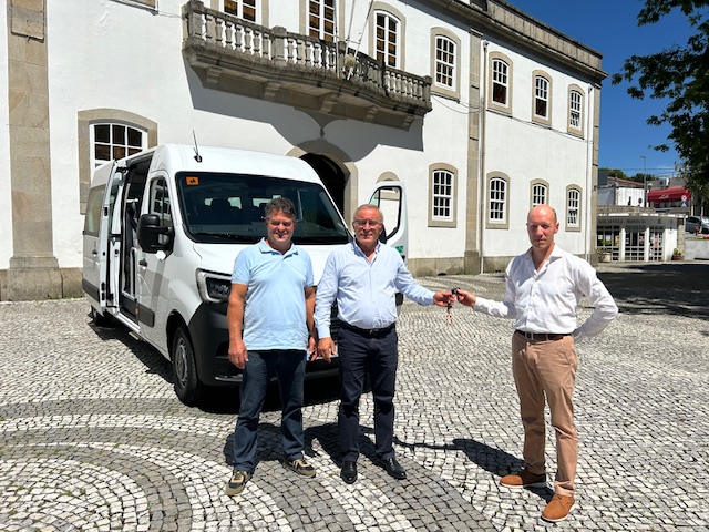  Câmara de São Pedro do Sul reforça frota com autocarro escolar