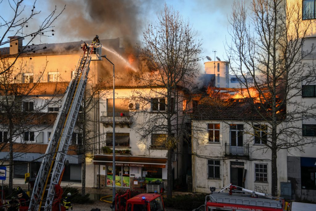  Incêndio em duas habitações mobiliza dezenas de bombeiros em Viseu