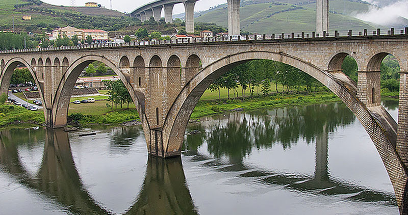  Lamego: ponte rodoviária sobre o Rio Douro com circulação automóvel suspensa