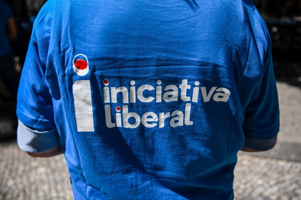  Núcleo da Iniciativa Liberal de Viseu condena instalação de Bordalo II na campa de Salazar