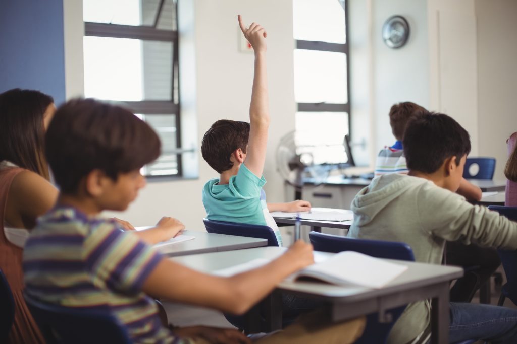  Partidos veem riscos no uso excessivo do telemóvel e chumbam proibição nas escolas