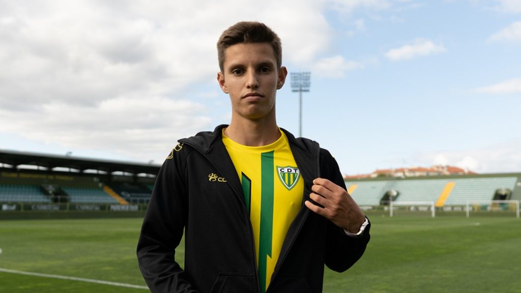  CD Tondela oficializa empréstimo de Tiago Dantas