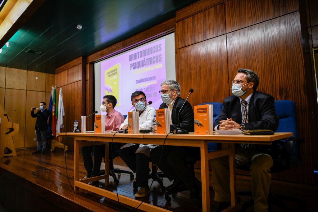  Livro sobre doenças psiquiátricas escrito por médicos do hospital de Viseu