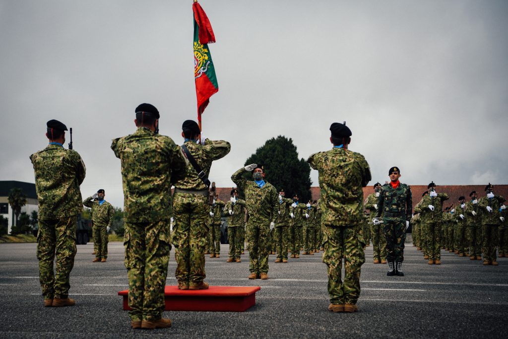  Estandarte nacional entregue à força militar que vai sair de Viseu para a Roménia