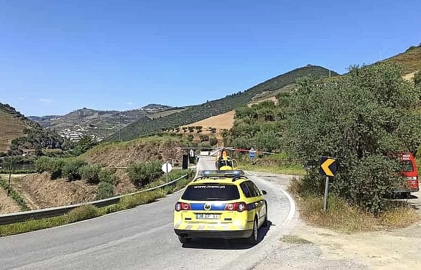  Ciclista ferido com gravidade após queda em ravina de 10 metros