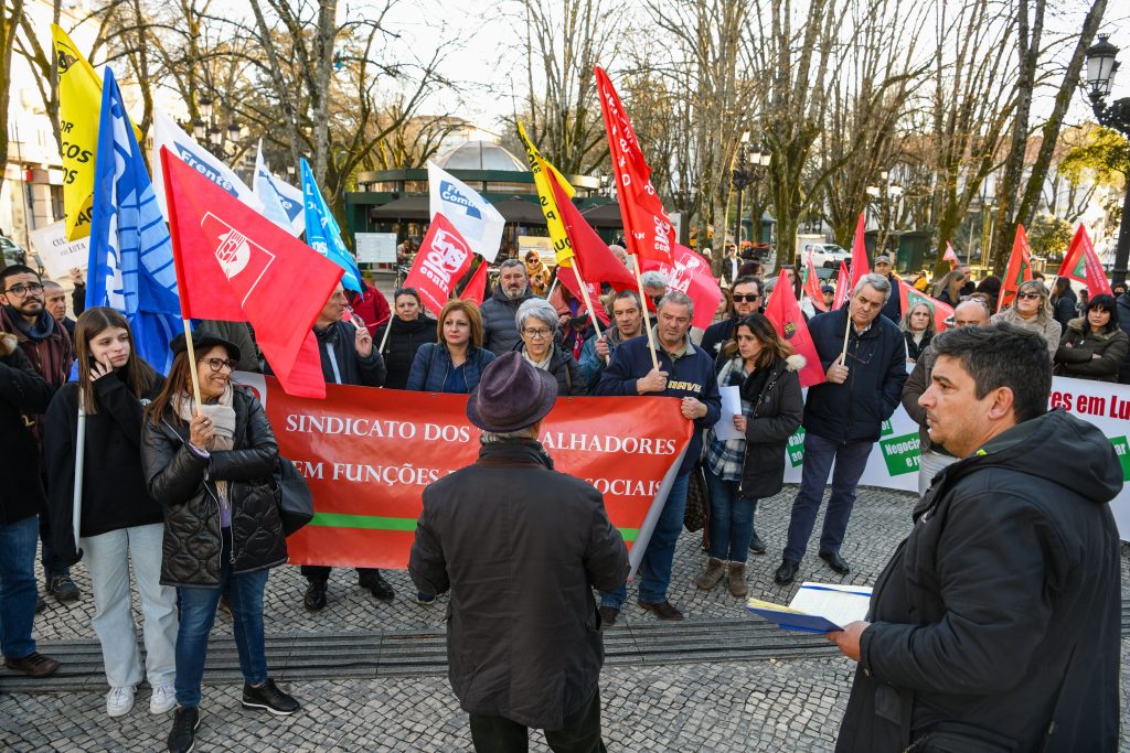  Em protesto no Rossio (Viseu) por 'melhores salários' com o aviso de que 'a luta veio para ficar'