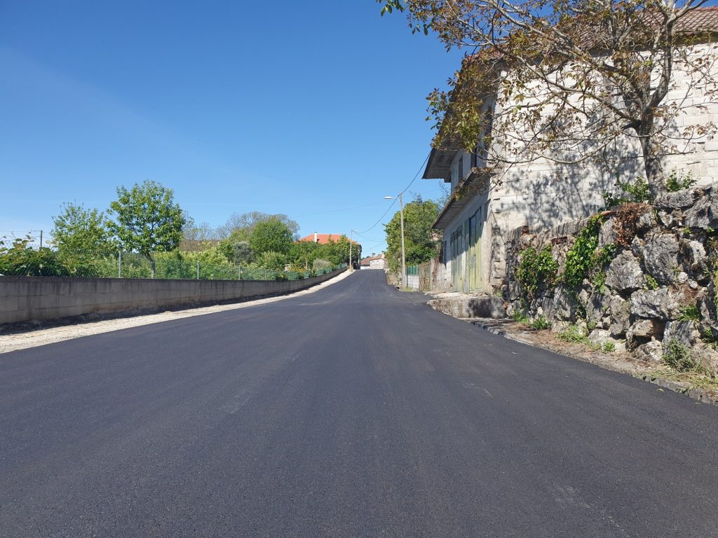  Obras de melhoramento na estrada municipal 1393 em Ferreira de Aves