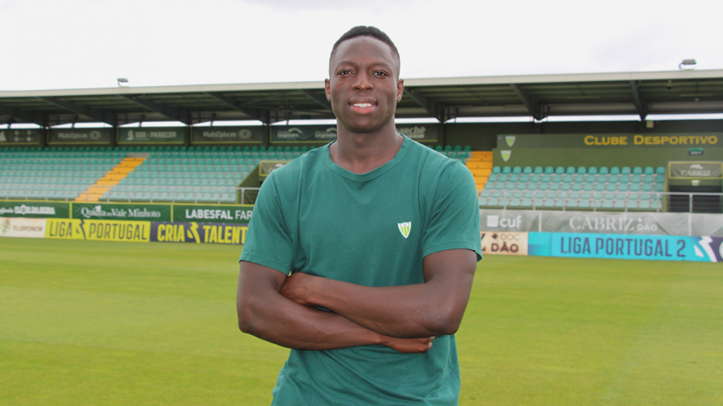  Lateral esquerdo Nor Maviram assina pelo Tondela