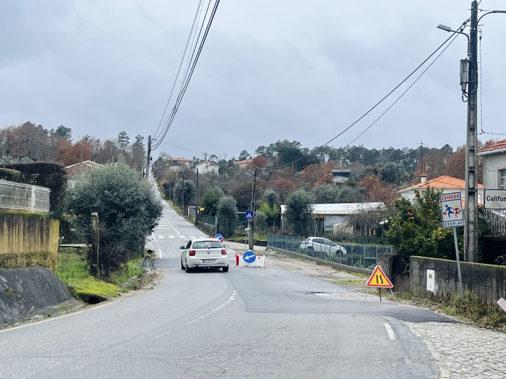  Estrada remendada em Viseu deixa condutores inseguros e populares sem água