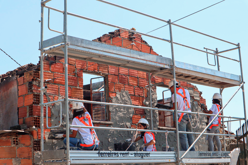  Voluntários reabilitam três casas em Tondela com a ajuda do município