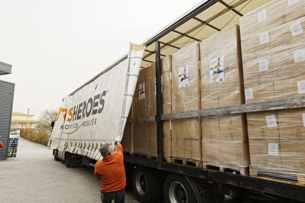  Ucrânia: sete toneladas de fruta desidratada a caminho da fronteira