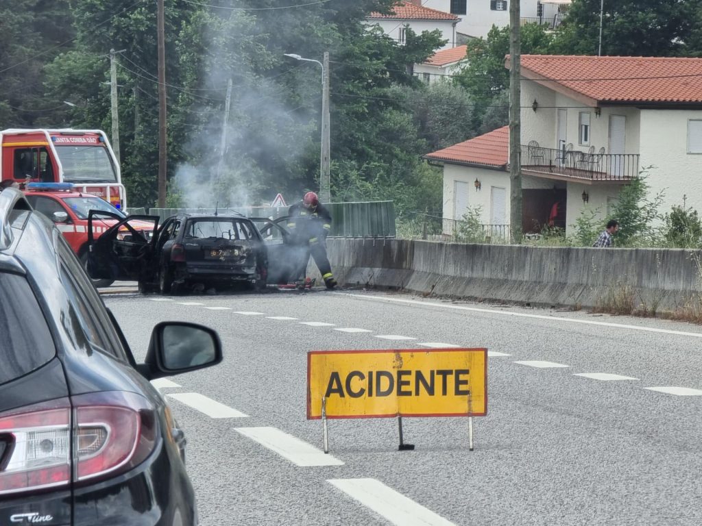  Carro arde no IP3 junto ao Vimieiro