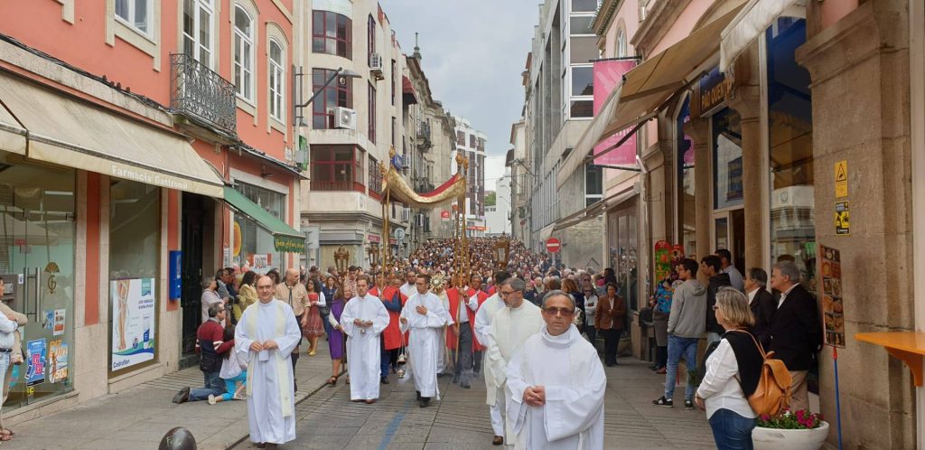  Procissão do Corpo de Deus corta trânsito em Viseu