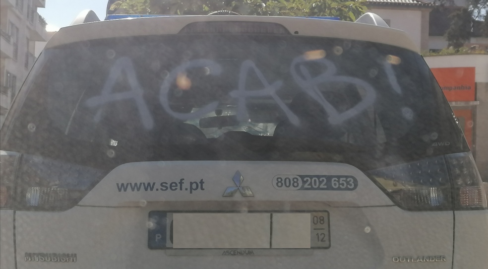  Viatura do SEF vandalizada em Viseu com mensagem contra a polícia