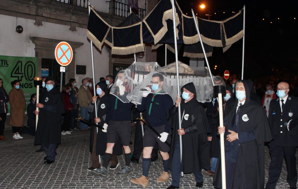  Semana Santa em Lamego: fiéis acompanham em silêncio a Procissão do Senhor morto