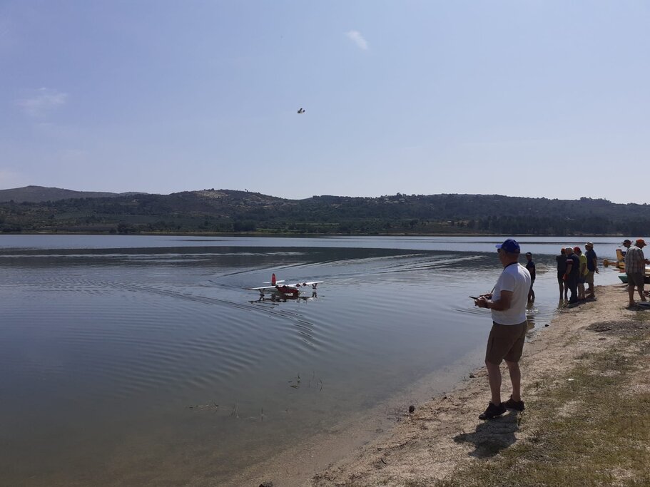  Hidroaviões sobrevoam a albufeira de Vilar em Moimenta da Beira