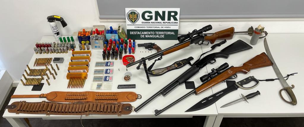  Homem guardava mais de 700 munições e armas ilegais em casa