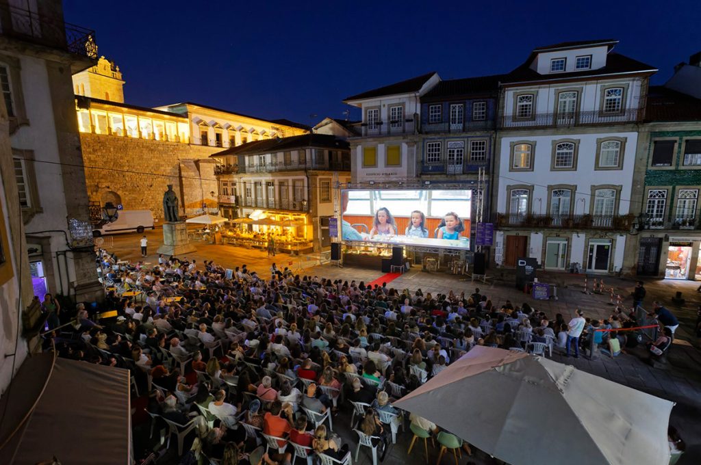  Cinema na Cidade termina com exibição do filme ''Patos'' na Igreja Matriz do Campo