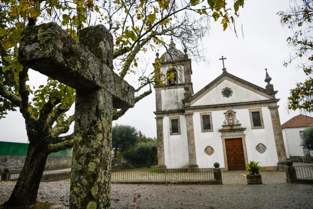  Padre tentou abusar de menor com o pai ao lado. Arguido apresenta bispos como testemunhas