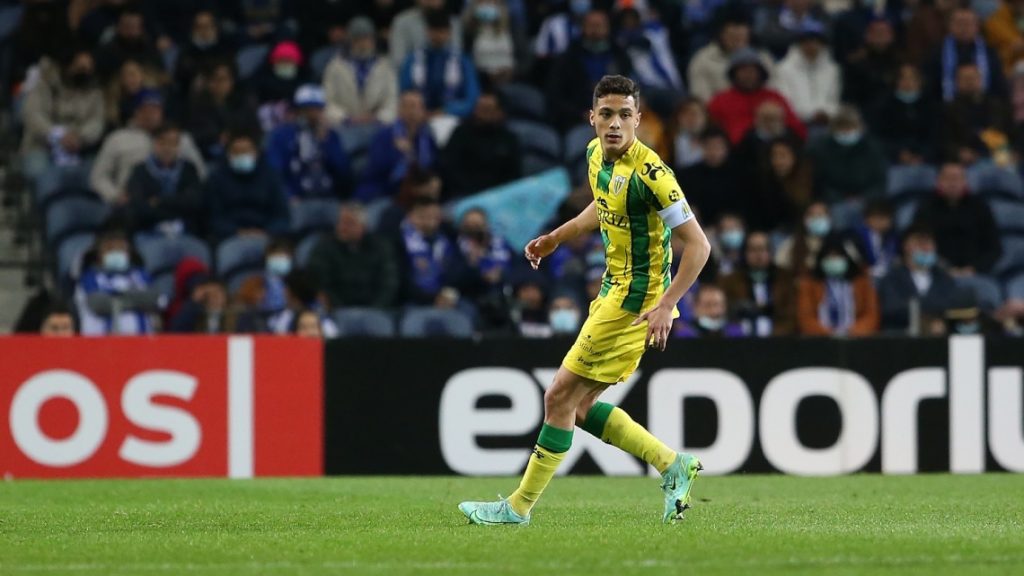  Tiago Almeida de saída do CD Tondela