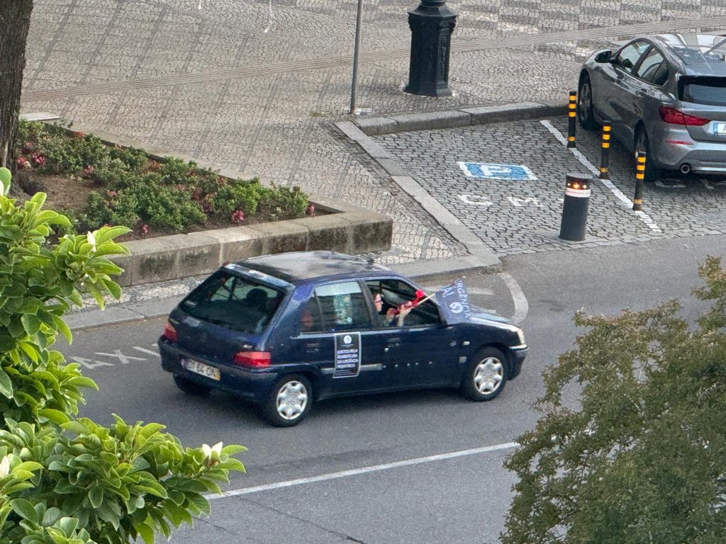  Buzinão pela reabertura da urgência pediátrica em Viseu junta cerca 50 veículos