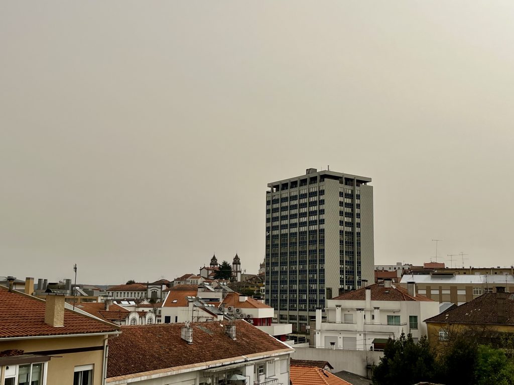  Poeiras do Saara na região até esta terça-feira. Viseu com previsão de nuvens