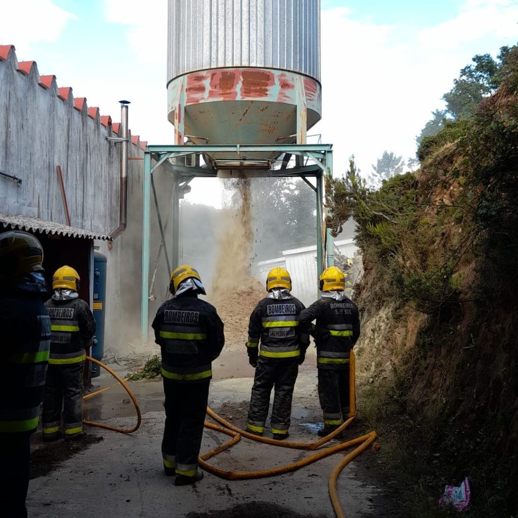  Incêndio em silo de carpintaria mobiliza duas dezenas de bombeiros em S. Pedro do Sul