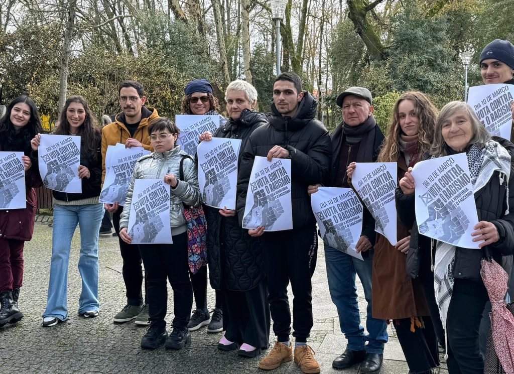  Cartazes na rua para que a 10 de março também se vote contra o racismo