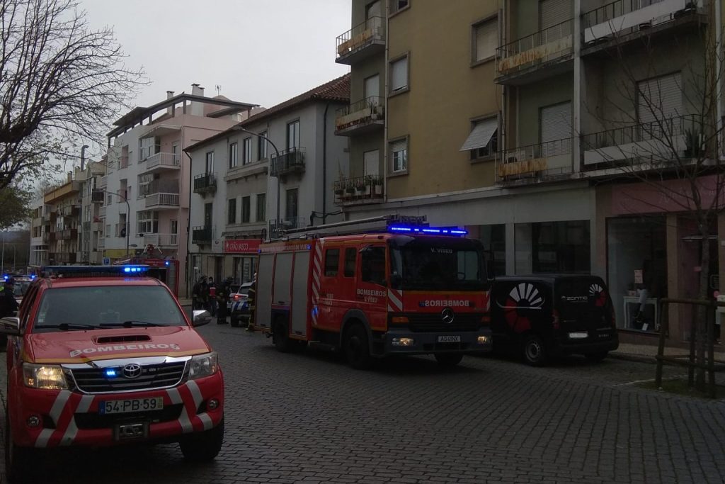  Colchão a arder mobiliza uma dezena de bombeiros