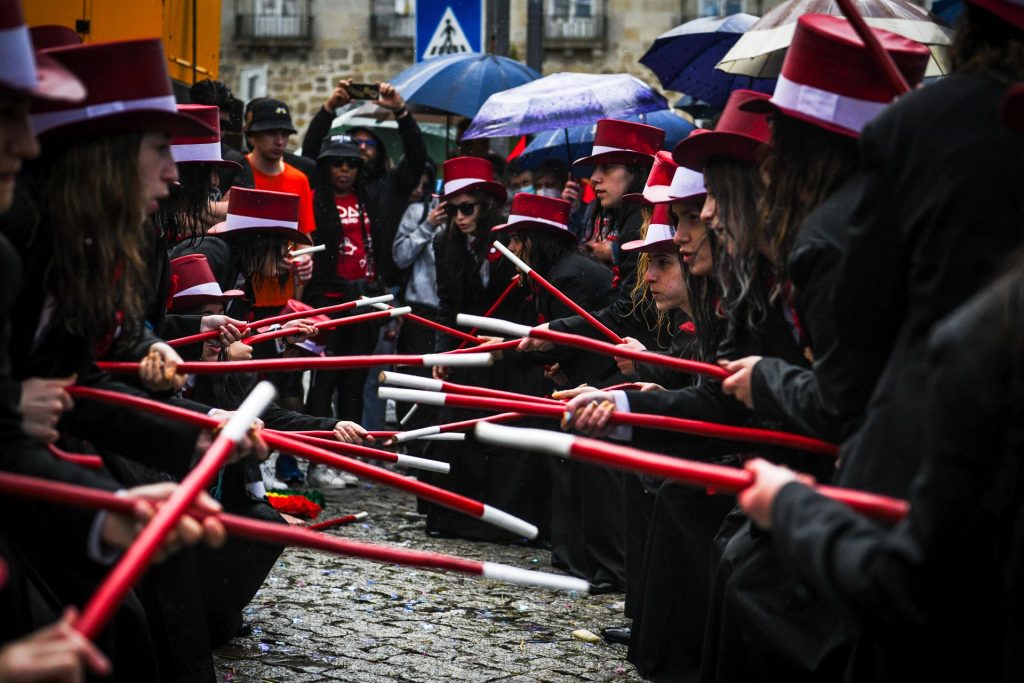  Desfile académico foi molhado, mas alunos dizem que foi 'abençoado'