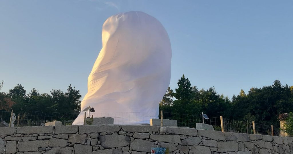  Escultura “sem preconceitos” retrata o amor e a liberdade