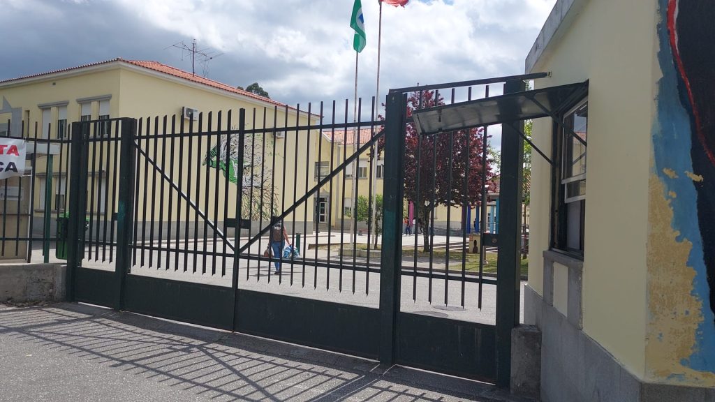  Pai entra em escola de Viseu e bate no filho de 13 anos