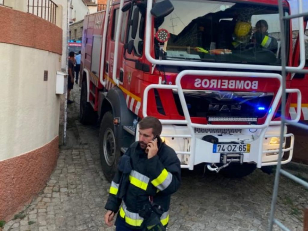  Incêndio urbano em Carregal do Sal deixa homem desalojado