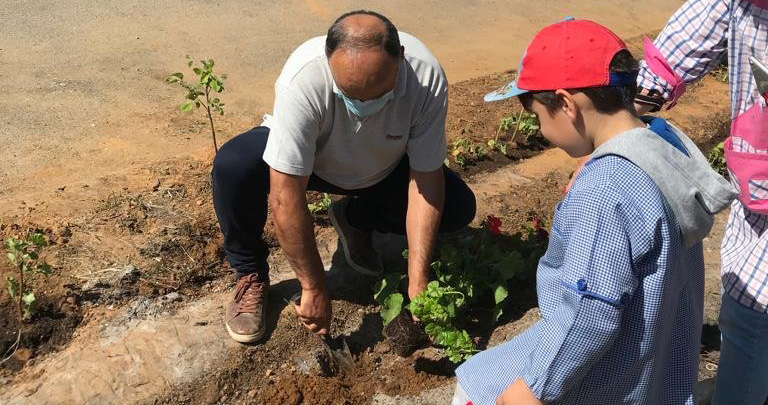  Crianças de Penalva do Castelo plantam flores nas escolas