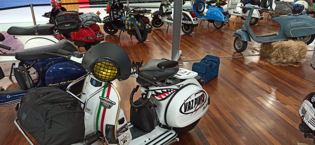  Amantes de vespas organizam exposição e viagem por vários países