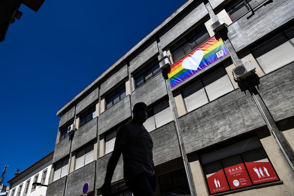  Bandeira LGBT no segundo andar da Rua das Bocas