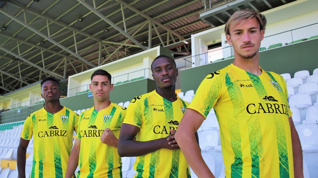  Quatro atletas da formação do CD Tondela assinam contrato profissional